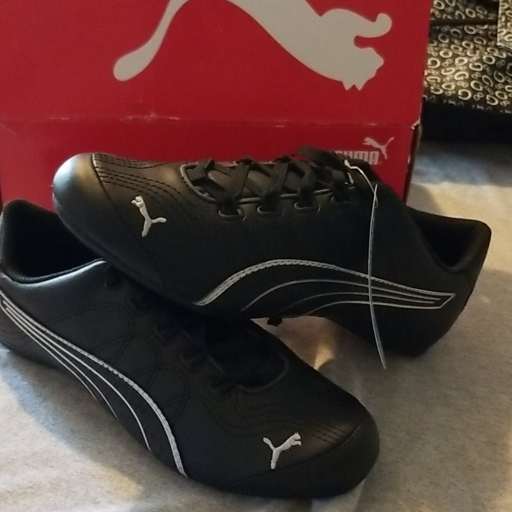 Tennis shoes